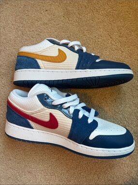 Grade School Air Jordan RETRO 1 LOW SE 'MESSY ROOM'
